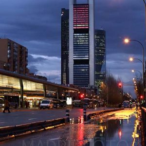Cuatro torres de noche.